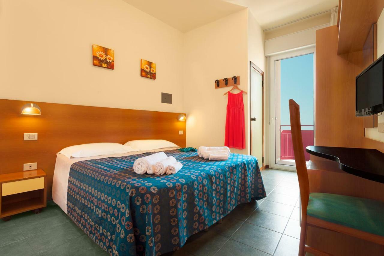 Hotel Atlantic Vista Mare Pesaro Exterior photo
